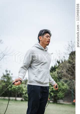 40多歲的男子戶外訓練跳繩 113498508