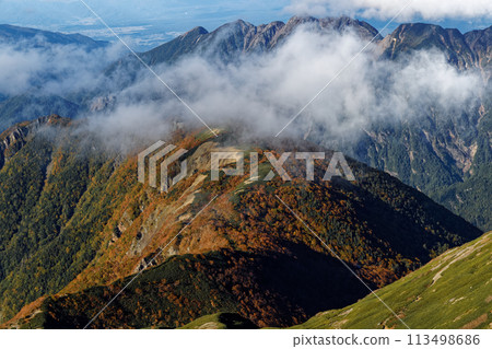 Clouds flowing over the horse's back at dusk as seen from Mount Senjo 113498686