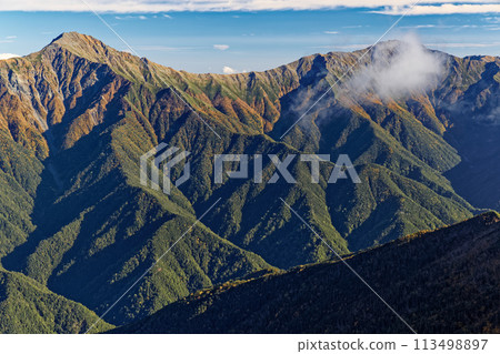 Mount Fuji, Mount Kita, and Mount Aino seen from Mount Senjo in the Southern Alps 113498897