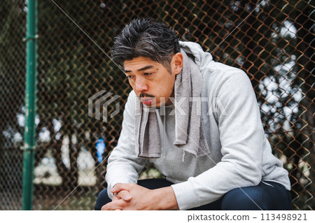 男人在公園休息 113498921