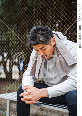 男人在公園休息 113498922