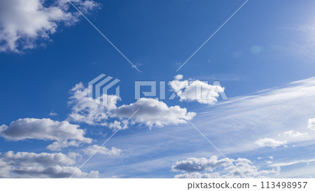 許多白雲在藍天上流動 113498957