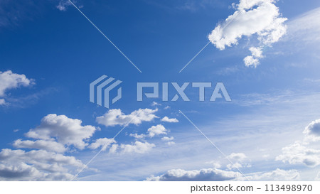 許多白雲在藍天上流動 113498970