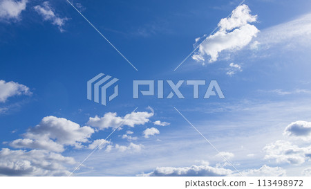 許多白雲在藍天上流動 113498972
