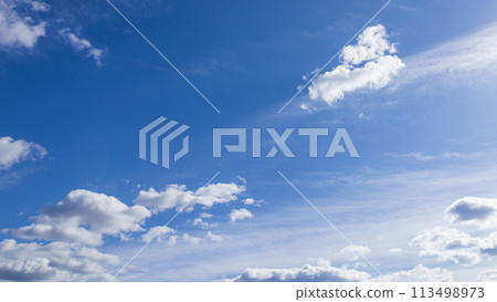 許多白雲在藍天上流動 許多白雲在藍天上流動 113498973