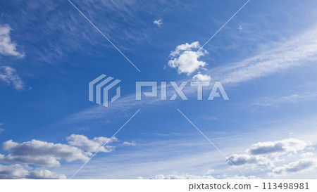 許多白雲在藍天上流動 113498981