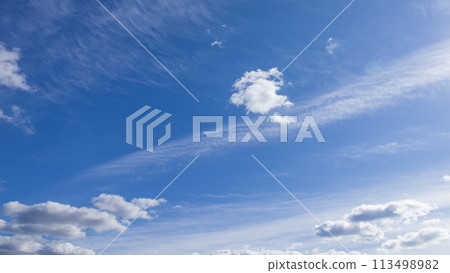 許多白雲在藍天上流動 許多白雲在藍天上流動 113498982