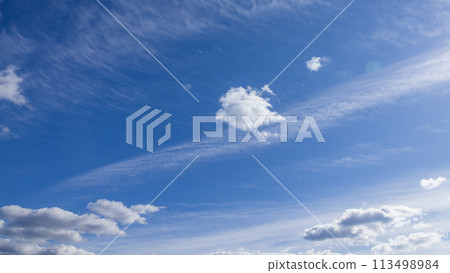 許多白雲在藍天上流動 113498984