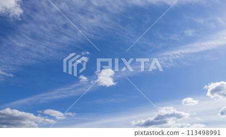 Many white clouds flowing in the blue sky Many white clouds flowing in the blue sky 113498991