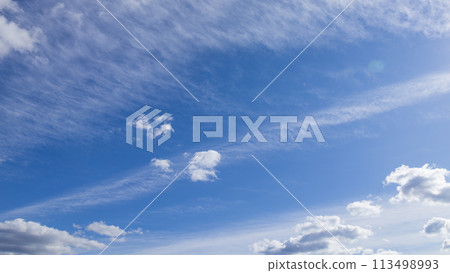 Many white clouds flowing in the blue sky 113498993