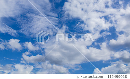 許多白雲在藍天上流動 許多白雲在藍天上流動 113499018