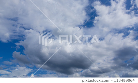 Many white clouds flowing in the blue sky 113499064