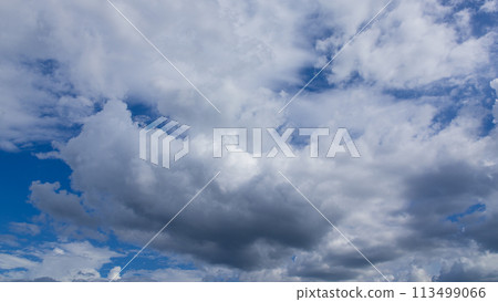 Many white clouds flowing in the blue sky 113499066