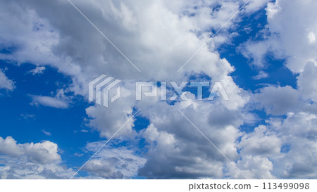 許多白雲在藍天上流動 許多白雲在藍天上流動 113499098