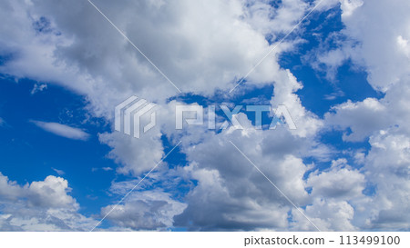 許多白雲在藍天上流動 許多白雲在藍天上流動 113499100