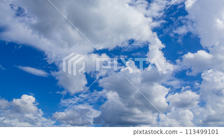 許多白雲在藍天上流動 許多白雲在藍天上流動 113499101
