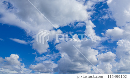 許多白雲在藍天上流動 許多白雲在藍天上流動 113499102