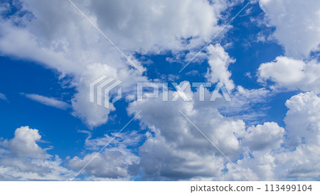 許多白雲在藍天上流動 許多白雲在藍天上流動 113499104