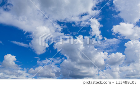 許多白雲在藍天上流動 許多白雲在藍天上流動 113499105
