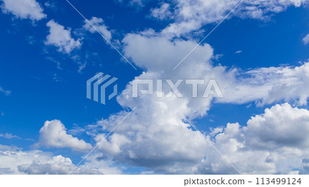 許多白雲在藍天上流動 113499124