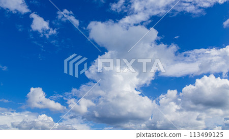許多白雲在藍天上流動 許多白雲在藍天上流動 113499125