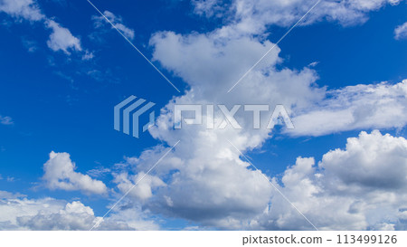許多白雲在藍天上流動 113499126