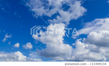 Many white clouds flowing in the blue sky 113499134