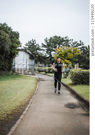 一個40多歲的男人慢跑 113499220