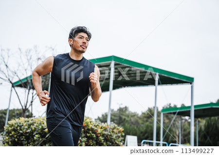 一個40多歲的男人慢跑 113499227