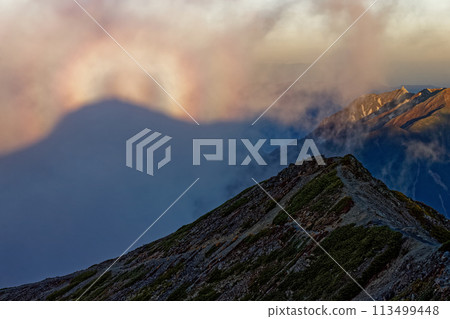 黃昏時南阿爾卑斯山 Senjogatake 山脊線上的布羅肯現象 113499448