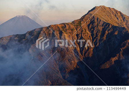 從南阿爾卑斯山千疊岳看日落時的北岳和富士山 113499449