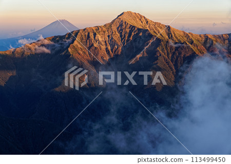 從南阿爾卑斯山千疊岳看日落時的北岳和富士山 從南阿爾卑斯山千疊岳看日落時的北岳和富士山 113499450