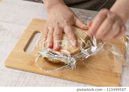 三明治製作過程 用保鮮膜包裹 113499587