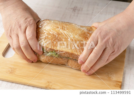 Sandwich making process Wrapping in plastic wrap Sandwich making process Wrapping in plastic wrap 113499591