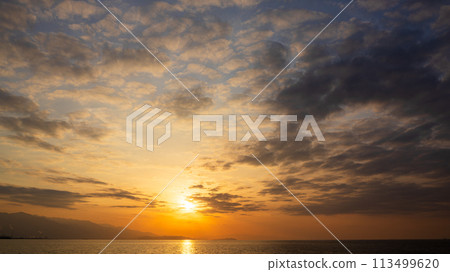 夕陽在傍晚的天空和許多雲彩中落下 夕陽在傍晚的天空和許多雲彩中落下 113499620