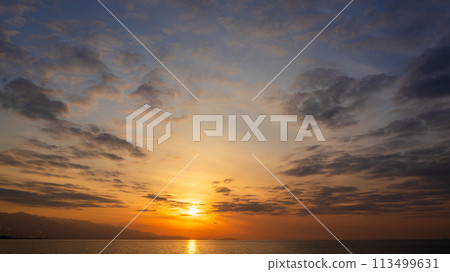 The setting sun and many clouds in the evening sky 113499631