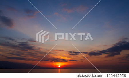 夕陽在傍晚的天空和許多雲彩中落下 夕陽在傍晚的天空和許多雲彩中落下 113499658