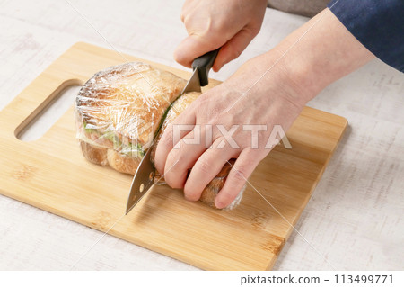 Sandwich making process Eggs Carrot rapée Cut Sandwich making process Eggs Carrot rapée Cut 113499771