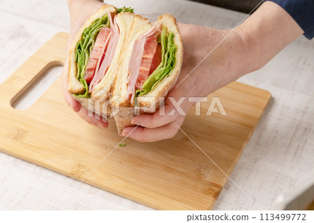 Sandwich making process Eggs Carrot rapée Cut Sandwich making process Eggs Carrot rapée Cut 113499772