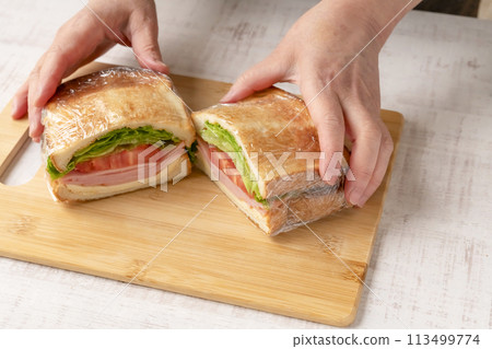 Sandwich making process Eggs Carrot rapée Cut Sandwich making process Eggs Carrot rapée Cut 113499774