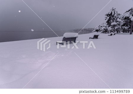 拍攝湖北滋賀縣高島市牧野町高木浜陽光海灘的雪湖畔 拍攝湖北滋賀縣高島市牧野町高木浜陽光海灘的雪湖畔 113499789