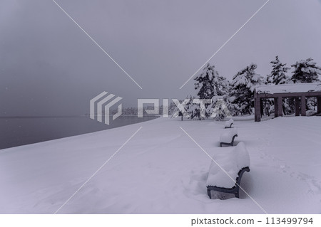 拍攝湖北滋賀縣高島市牧野町高木浜陽光海灘的雪湖畔 113499794