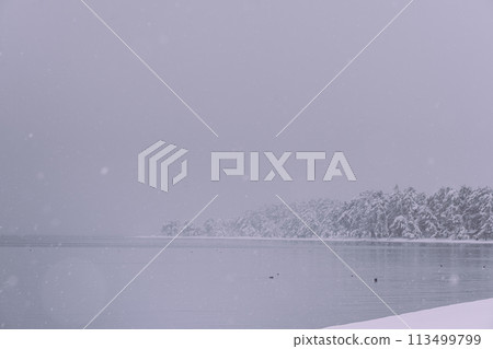 拍攝湖北滋賀縣高島市牧野町高木浜陽光海灘的雪湖畔 拍攝湖北滋賀縣高島市牧野町高木浜陽光海灘的雪湖畔 113499799