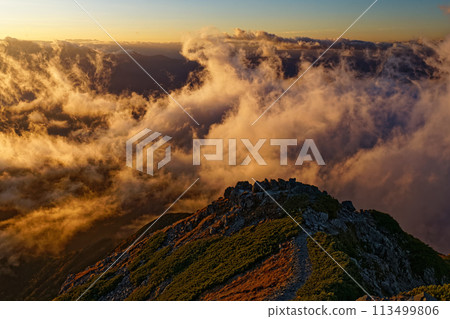 從南阿爾卑斯山千疊嶽山頂看到的日落 113499806