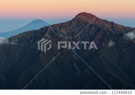 從南阿爾卑斯山千疊岳所看到的餘輝中的北岳和富士山 113499810