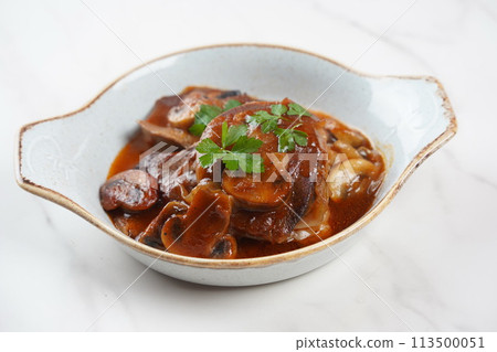 Slowly stewed beef tongue with mushrooms and onions 113500051