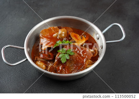 Slowly stewed beef tongue with mushrooms and onions 113500052