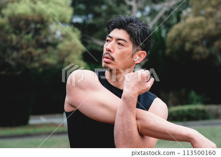 一名40多歲的男子在公園裡做熱身運動 113500160