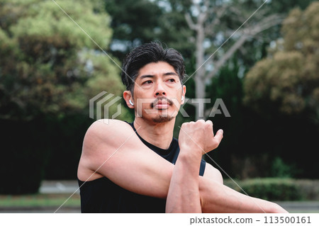 一名40多歲的男子在公園裡做熱身運動 113500161