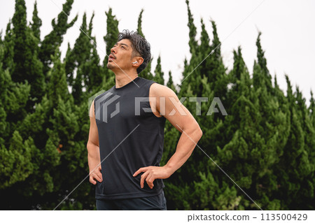 一名男子在公園訓練時休息 113500429